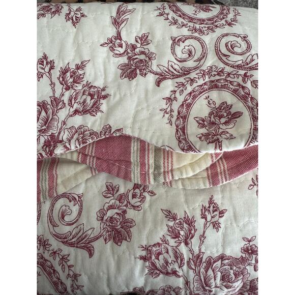 New without Tags Quilted Red Cream Standard Shams Set of 2 - Picture 10 of 10